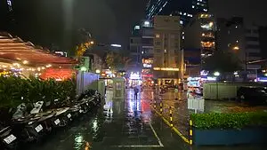 夜のホーチミン市レタントン通りは雨でした