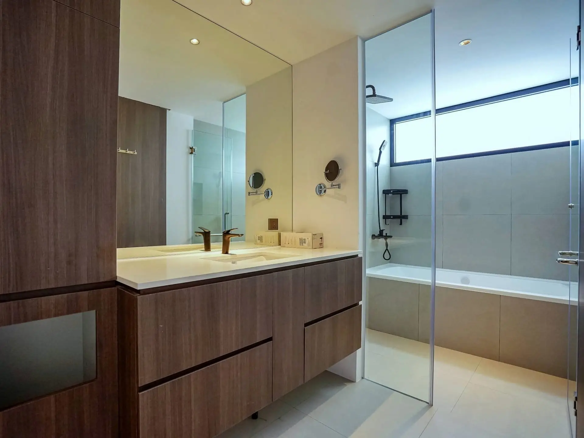 Hanoi Housing Quang An_4bed_401_ bathroom (4)