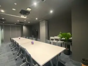 Beyondオフィスの会議室は大人数でもOK