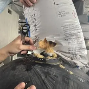 フィルター交換_新しいイオン交換樹脂入れ替え