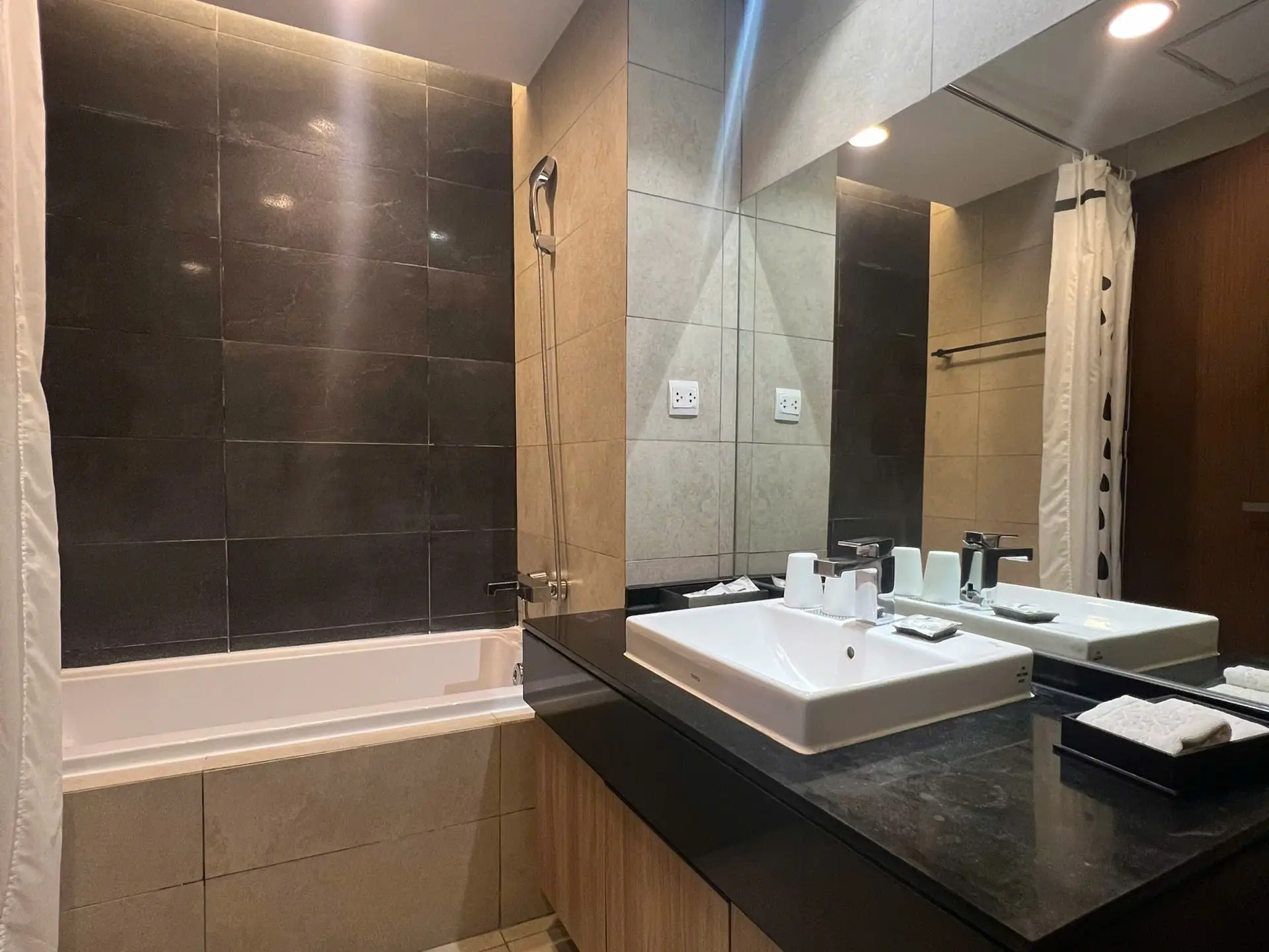 Lancaster Nui Truc_3bed_bathroom (2)