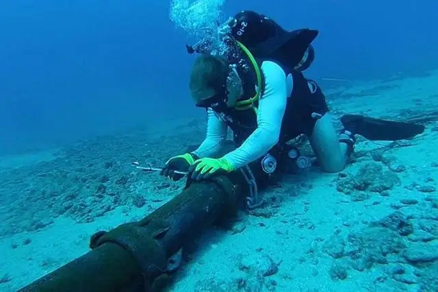 海底ケーブルの修理の様子