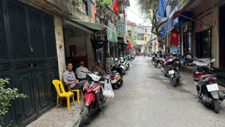 路地にあるハノイのローカルアパート通り