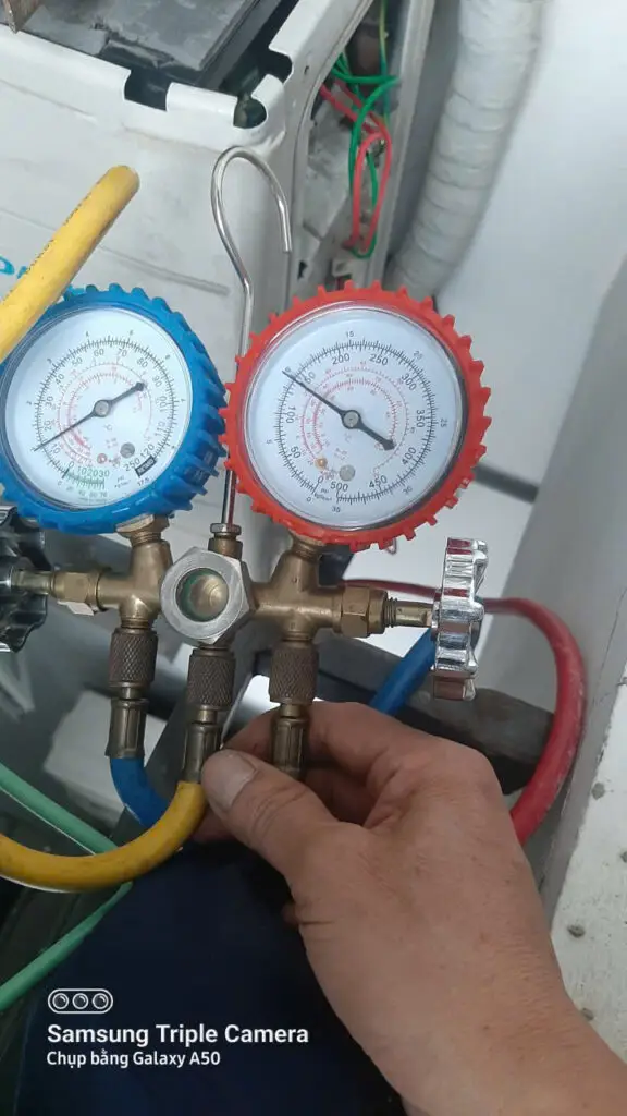 エアコンのガスは定期的にチェックして不足していれば補充します