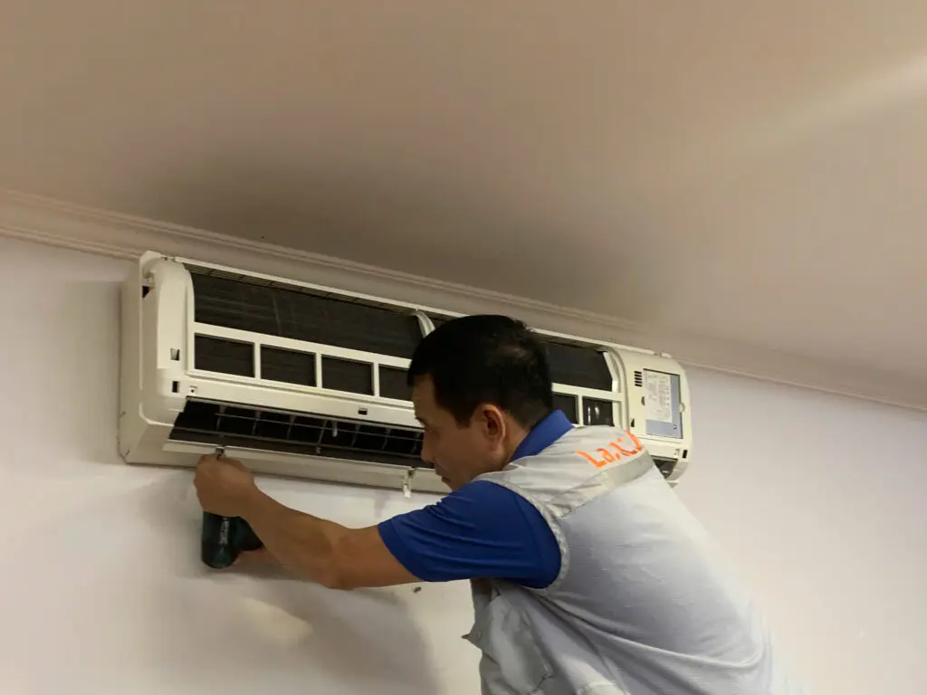 エアコンの外装を取り外し