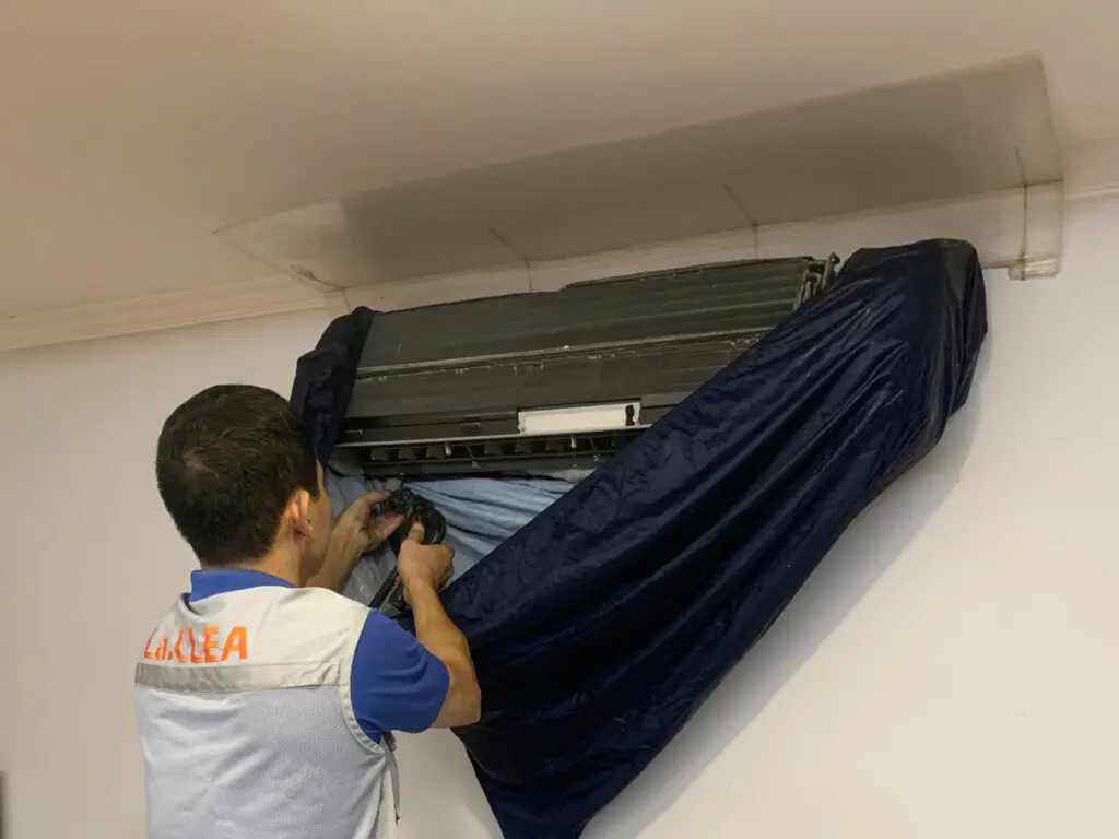 壁面によごれが飛び散らないようにカバーをつける